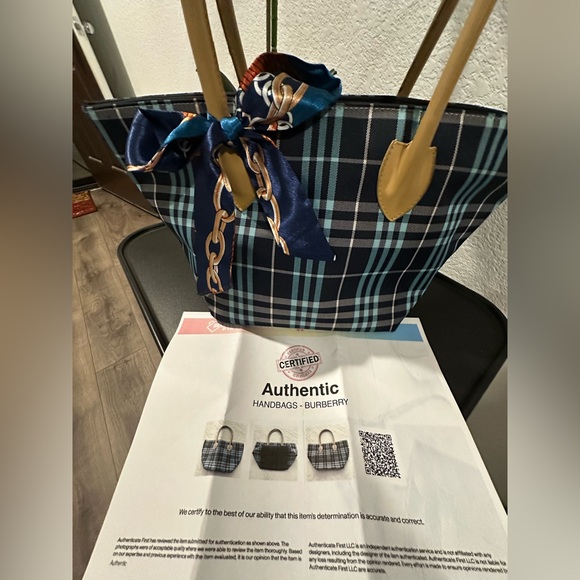 Burberry Plaid Shoulder Tote Bag / COA - Picture 2 of 13